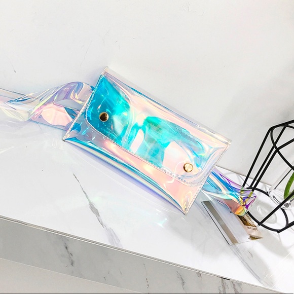 HOST PICK 💕 Holographic belt bag - Picture 2 of 6